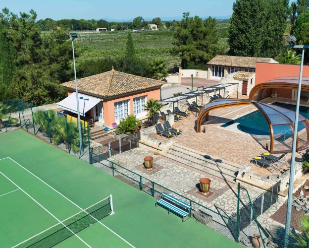 gite avec tennis à Aigues-Mortes dans le Gard en Camargue 30