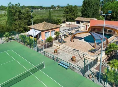 gite avec terrain de tennis à Aigues-Mortes dans le Gard en Camargue 30