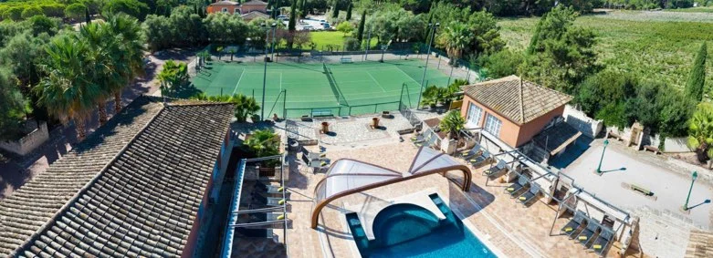 vue aérienne Oliveraie de Paul : location gites avec piscine, tennis à Aigues-Mortes (30), petite Camargue